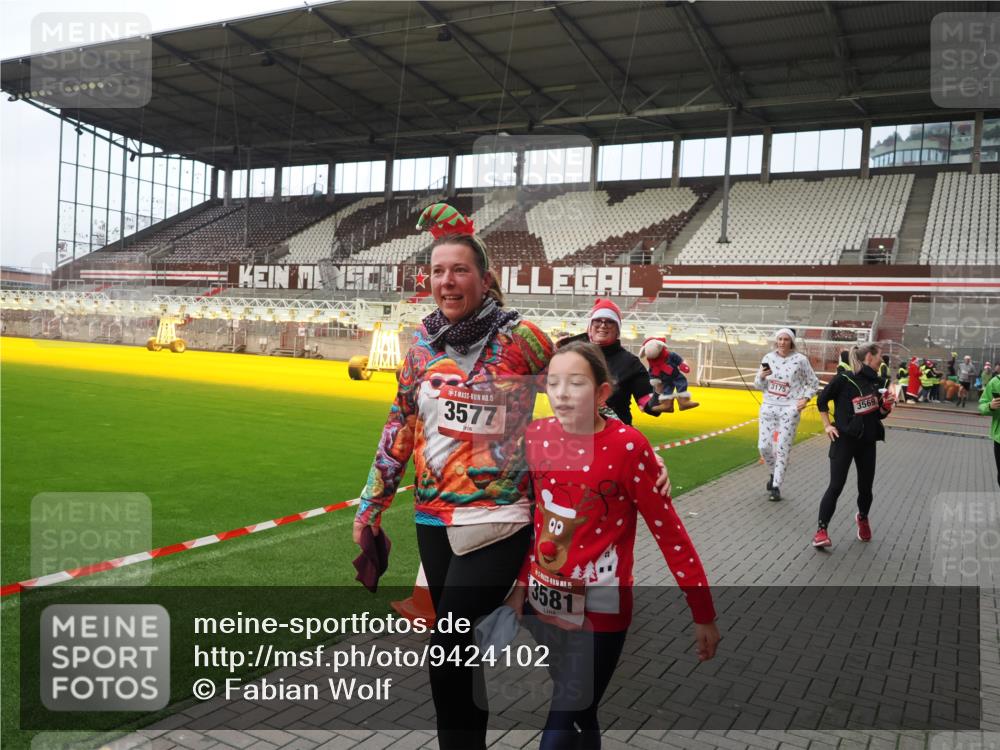 07.12.2025 - St. Pauli X-Mass-Run No. 15 Fabian Wolf http://msf.ph/oto/9424102 07.12.2025 12:04:58 Ziel 3021, 3175, 3176, 3487, 3569, 3577, 3581, 4329 meine-sportfotos.de