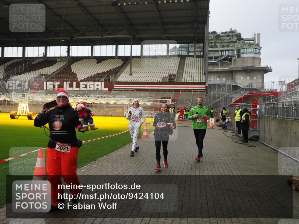 07.12.2025 - St. Pauli X-Mass-Run No. 15 Fabian Wolf http://msf.ph/oto/9424104 07.12.2025 12:04:59 Ziel 3021, 3175, 3176, 3487, 3569, 3577, 3581, 4329 meine-sportfotos.de