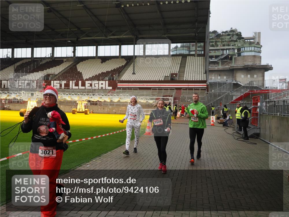 07.12.2025 - St. Pauli X-Mass-Run No. 15 Fabian Wolf http://msf.ph/oto/9424106 07.12.2025 12:04:59 Ziel 3021, 3175, 3176, 3487, 3569, 3577, 3581, 4329 meine-sportfotos.de