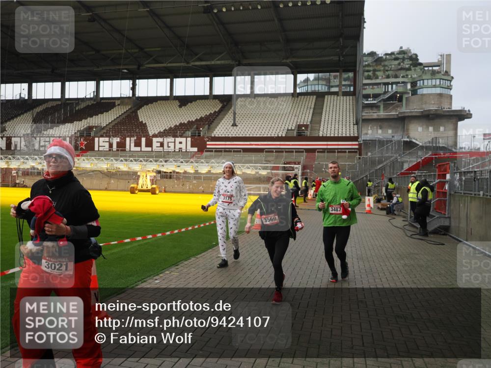 07.12.2025 - St. Pauli X-Mass-Run No. 15 Fabian Wolf http://msf.ph/oto/9424107 07.12.2025 12:04:59 Ziel 3021, 3175, 3176, 3487, 3569, 3577, 3581, 4329 meine-sportfotos.de