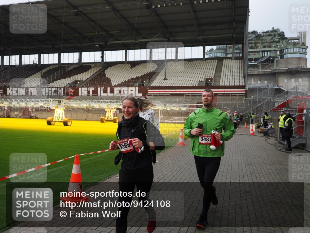 07.12.2025 - St. Pauli X-Mass-Run No. 15 Fabian Wolf http://msf.ph/oto/9424108 07.12.2025 12:05:00 Ziel 3021, 3175, 3176, 3372, 3487, 3569, 3577, 3581, 4329 meine-sportfotos.de