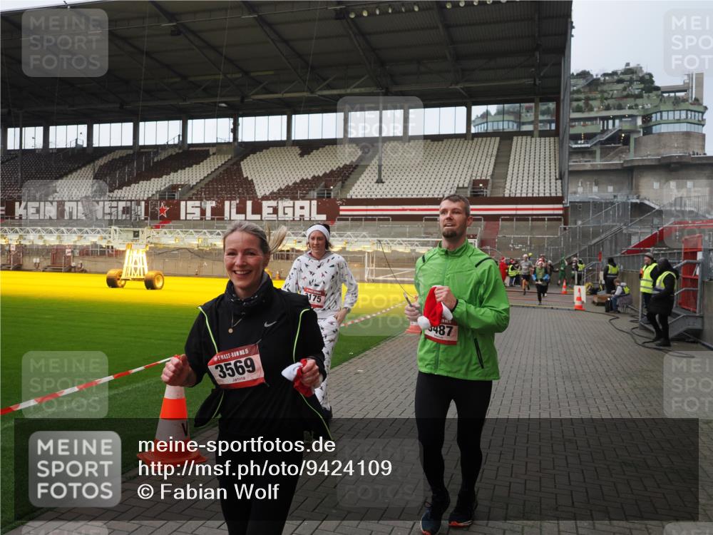 07.12.2025 - St. Pauli X-Mass-Run No. 15 Fabian Wolf http://msf.ph/oto/9424109 07.12.2025 12:05:00 Ziel 3021, 3175, 3176, 3372, 3487, 3569, 3577, 3581, 4329 meine-sportfotos.de