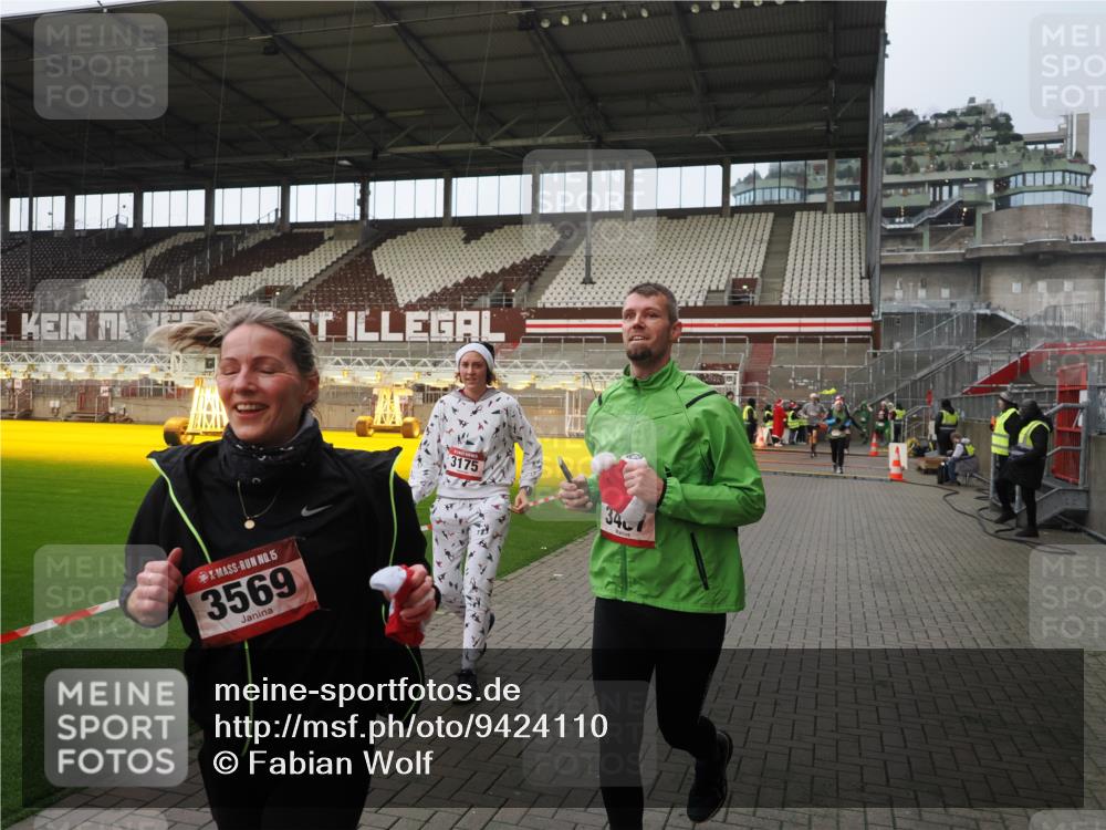 07.12.2025 - St. Pauli X-Mass-Run No. 15 Fabian Wolf http://msf.ph/oto/9424110 07.12.2025 12:05:01 Ziel 1444, 1445, 3021, 3175, 3176, 3372, 3487, 3569, 3577, 3581, 4329 meine-sportfotos.de