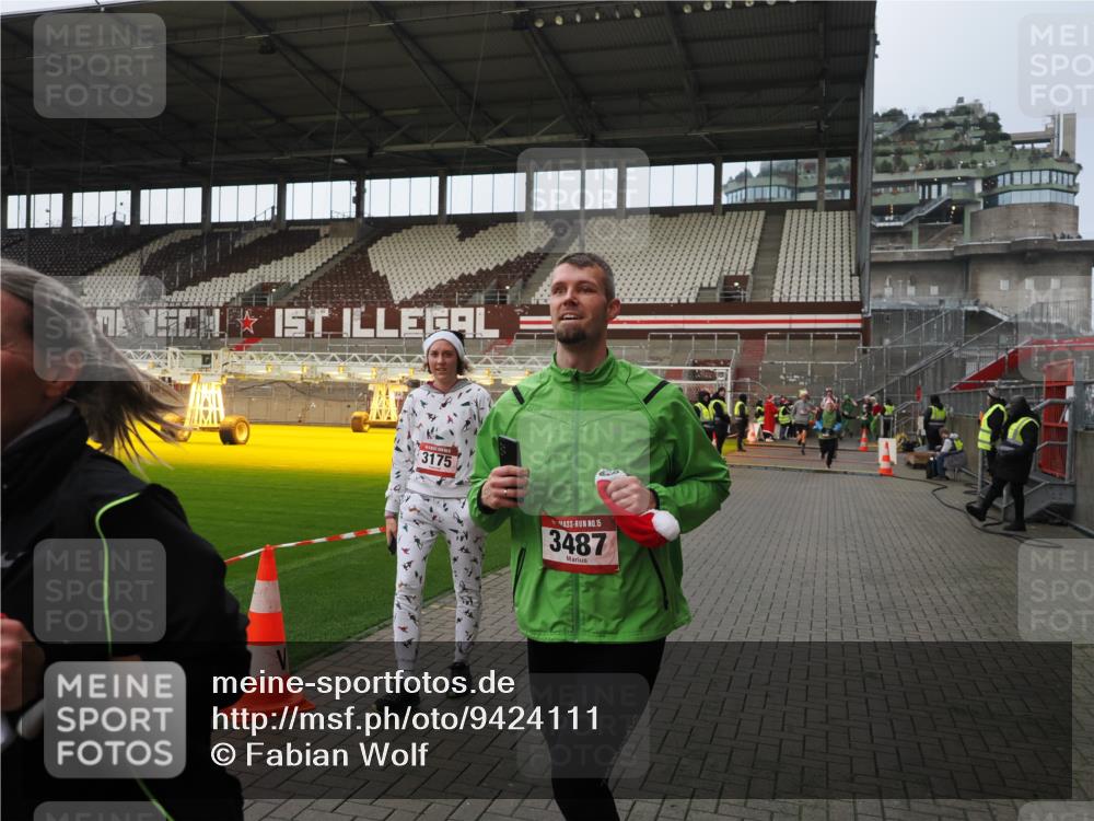07.12.2025 - St. Pauli X-Mass-Run No. 15 Fabian Wolf http://msf.ph/oto/9424111 07.12.2025 12:05:01 Ziel 1444, 1445, 3021, 3175, 3176, 3372, 3487, 3569, 3577, 3581, 4329 meine-sportfotos.de