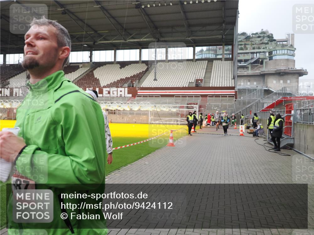 07.12.2025 - St. Pauli X-Mass-Run No. 15 Fabian Wolf http://msf.ph/oto/9424112 07.12.2025 12:05:01 Ziel 1444, 1445, 3021, 3175, 3176, 3372, 3487, 3569, 3577, 3581, 4329 meine-sportfotos.de