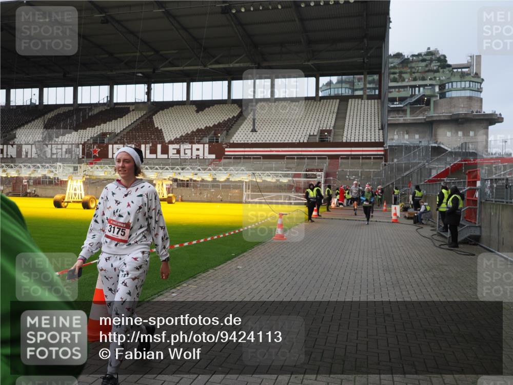 07.12.2025 - St. Pauli X-Mass-Run No. 15 Fabian Wolf http://msf.ph/oto/9424113 07.12.2025 12:05:02 Ziel 1444, 1445, 3021, 3175, 3176, 3372, 3487, 3569, 3577, 3581, 4329 meine-sportfotos.de