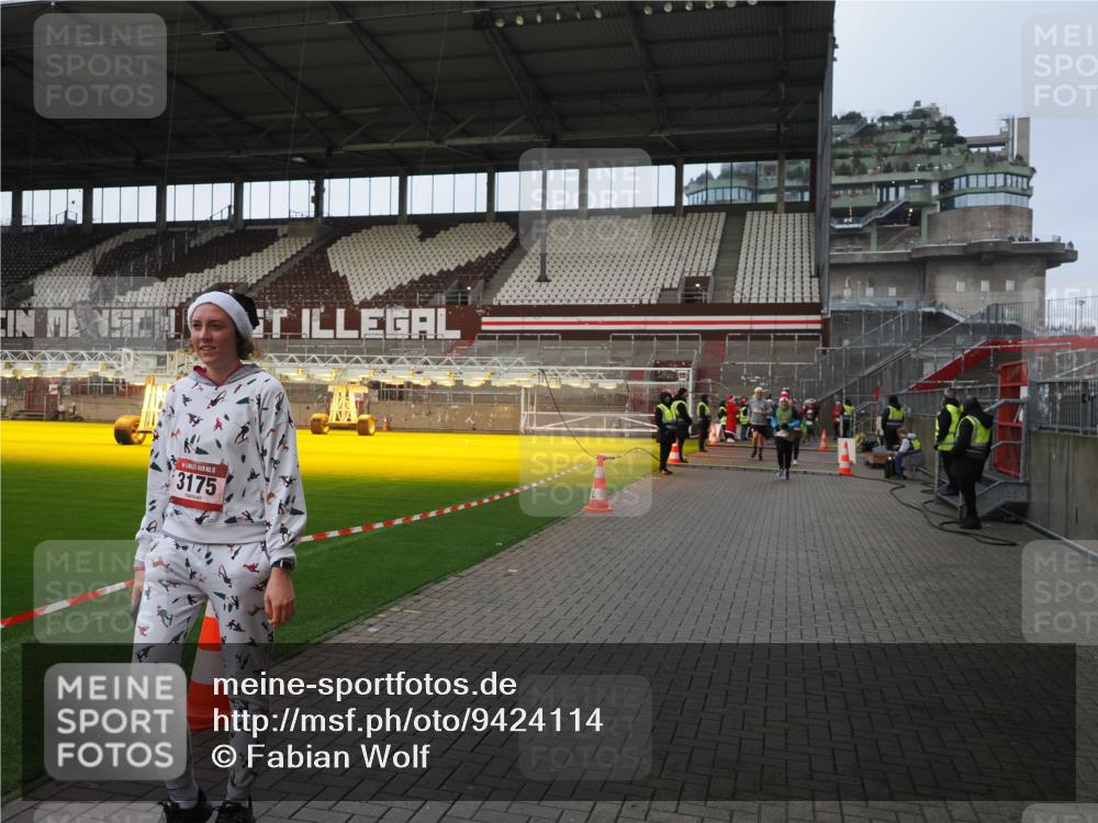 07.12.2025 - St. Pauli X-Mass-Run No. 15 Fabian Wolf http://msf.ph/oto/9424114 07.12.2025 12:05:02 Ziel 1444, 1445, 3021, 3175, 3176, 3372, 3487, 3569, 3577, 3581, 4329 meine-sportfotos.de