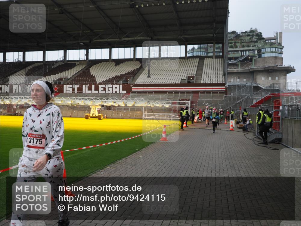 07.12.2025 - St. Pauli X-Mass-Run No. 15 Fabian Wolf http://msf.ph/oto/9424115 07.12.2025 12:05:02 Ziel 1444, 1445, 3021, 3175, 3176, 3372, 3487, 3569, 3577, 3581, 4329 meine-sportfotos.de