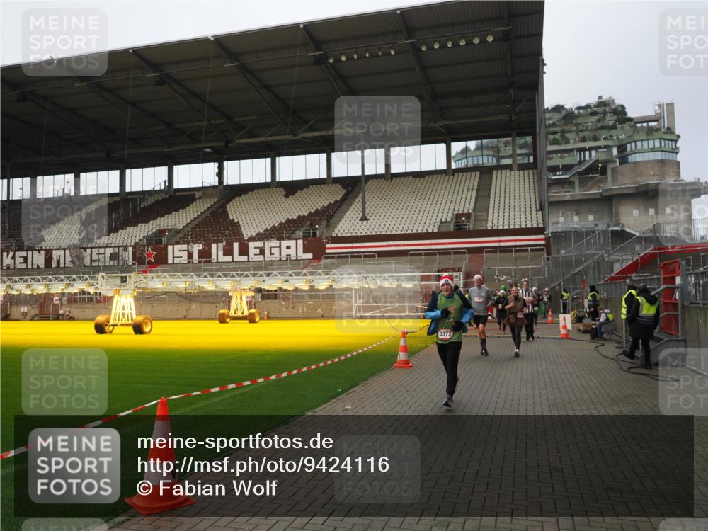 07.12.2025 - St. Pauli X-Mass-Run No. 15 Fabian Wolf http://msf.ph/oto/9424116 07.12.2025 12:05:05 Ziel 1304, 1444, 1445, 1446, 3175, 3176, 3273, 3279, 3372, 3487, 3569, 3577, 4329 meine-sportfotos.de