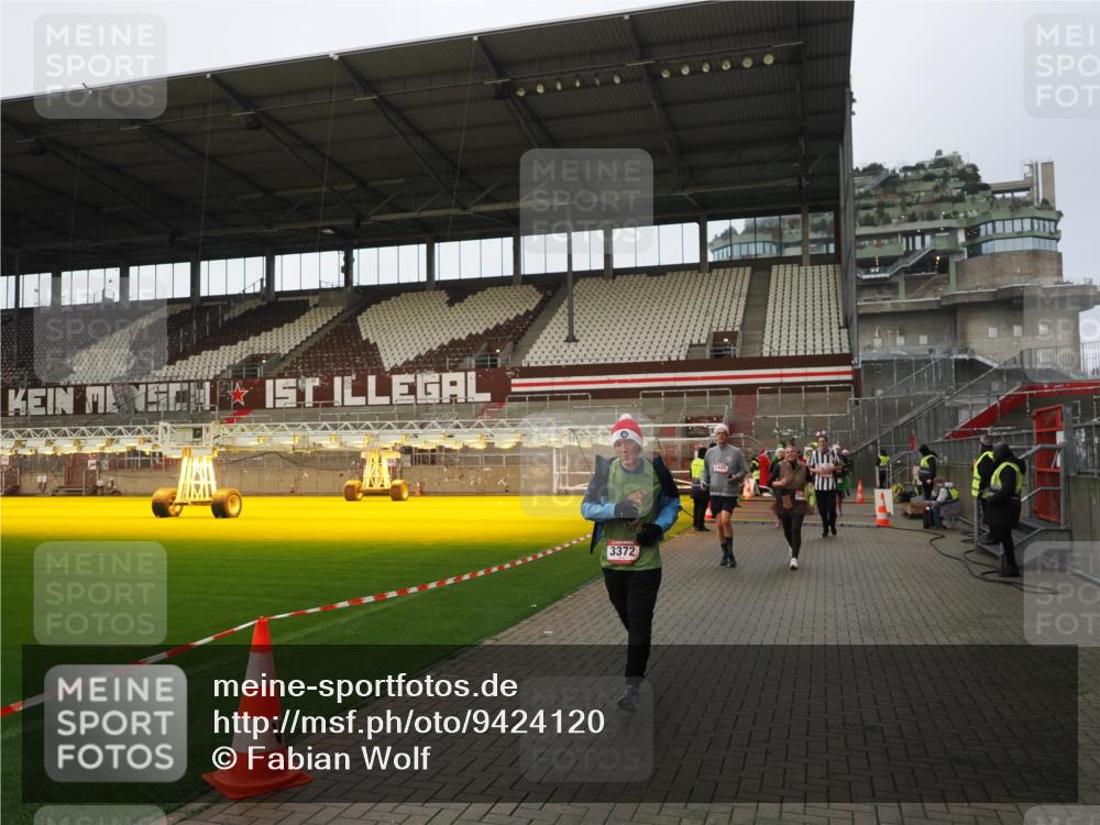 07.12.2025 - St. Pauli X-Mass-Run No. 15 Fabian Wolf http://msf.ph/oto/9424120 07.12.2025 12:05:06 Ziel 1304, 1444, 1445, 1446, 3175, 3176, 3268, 3273, 3279, 3372, 3487, 3569, 3577, 4329 meine-sportfotos.de