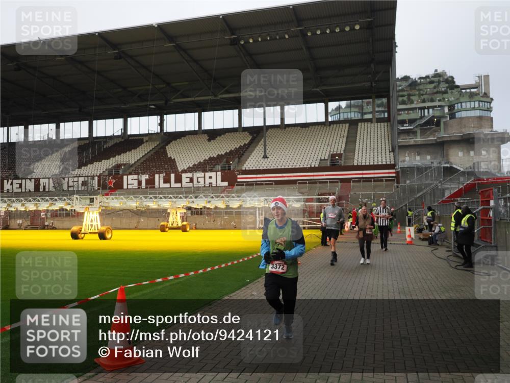 07.12.2025 - St. Pauli X-Mass-Run No. 15 Fabian Wolf http://msf.ph/oto/9424121 07.12.2025 12:05:06 Ziel 1304, 1444, 1445, 1446, 3175, 3176, 3268, 3273, 3279, 3372, 3487, 3569, 3577, 4329 meine-sportfotos.de