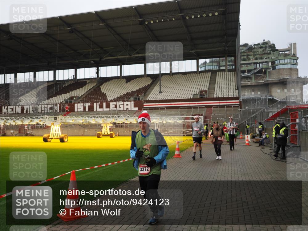 07.12.2025 - St. Pauli X-Mass-Run No. 15 Fabian Wolf http://msf.ph/oto/9424123 07.12.2025 12:05:07 Ziel 1304, 1444, 1445, 1446, 3175, 3176, 3268, 3273, 3279, 3372, 3487, 3569, 4748 meine-sportfotos.de