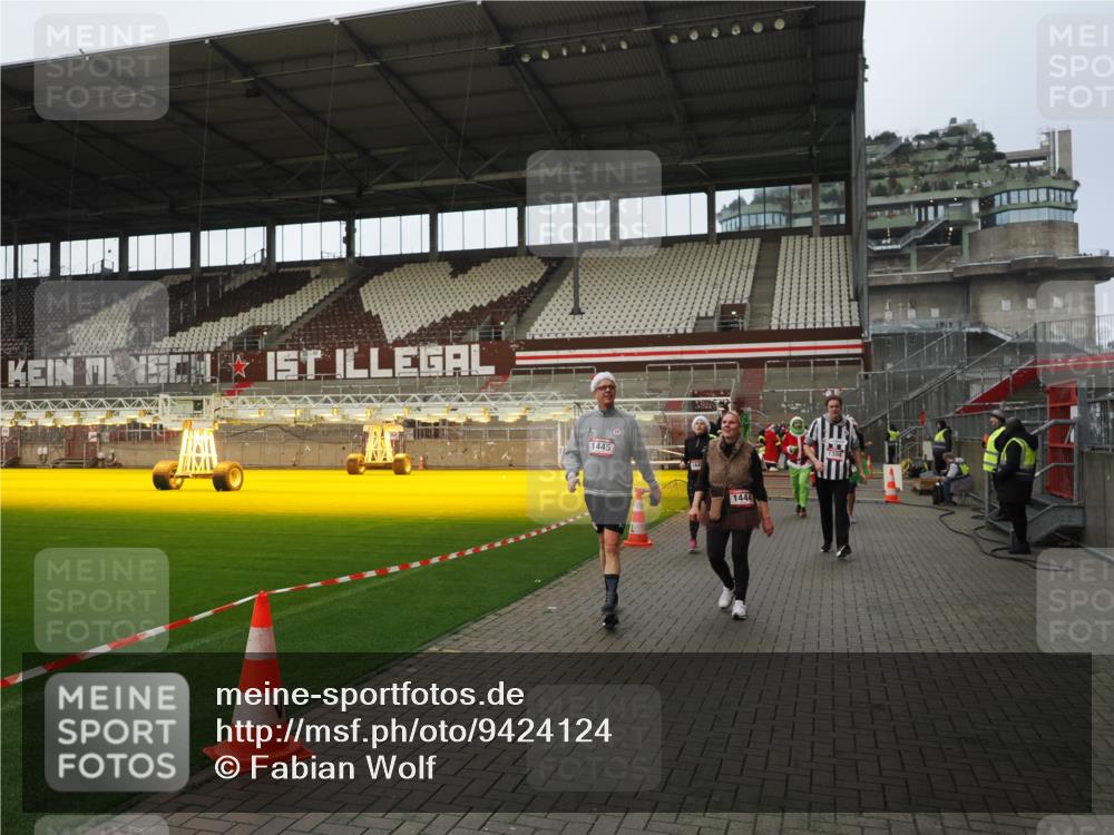 07.12.2025 - St. Pauli X-Mass-Run No. 15 Fabian Wolf http://msf.ph/oto/9424124 07.12.2025 12:05:09 Ziel 666, 860, 1304, 1444, 1445, 1446, 3268, 3273, 3279, 3372, 3569, 4748 meine-sportfotos.de