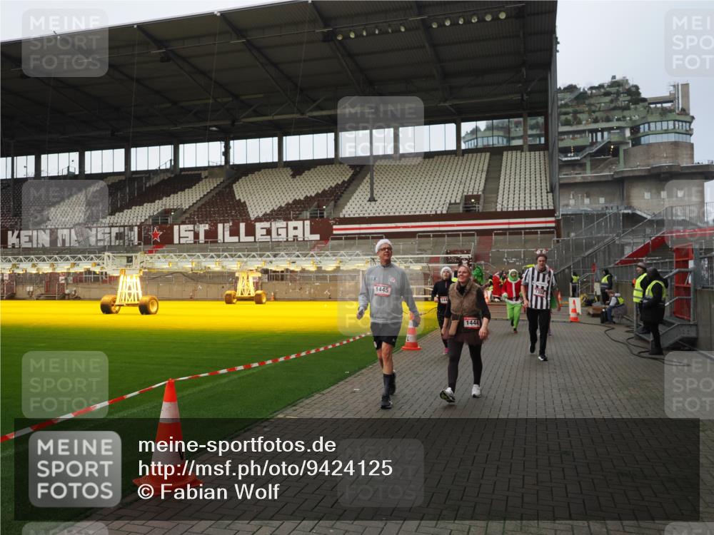 07.12.2025 - St. Pauli X-Mass-Run No. 15 Fabian Wolf http://msf.ph/oto/9424125 07.12.2025 12:05:09 Ziel 666, 860, 1304, 1444, 1445, 1446, 3268, 3273, 3279, 3372, 3569, 4748 meine-sportfotos.de