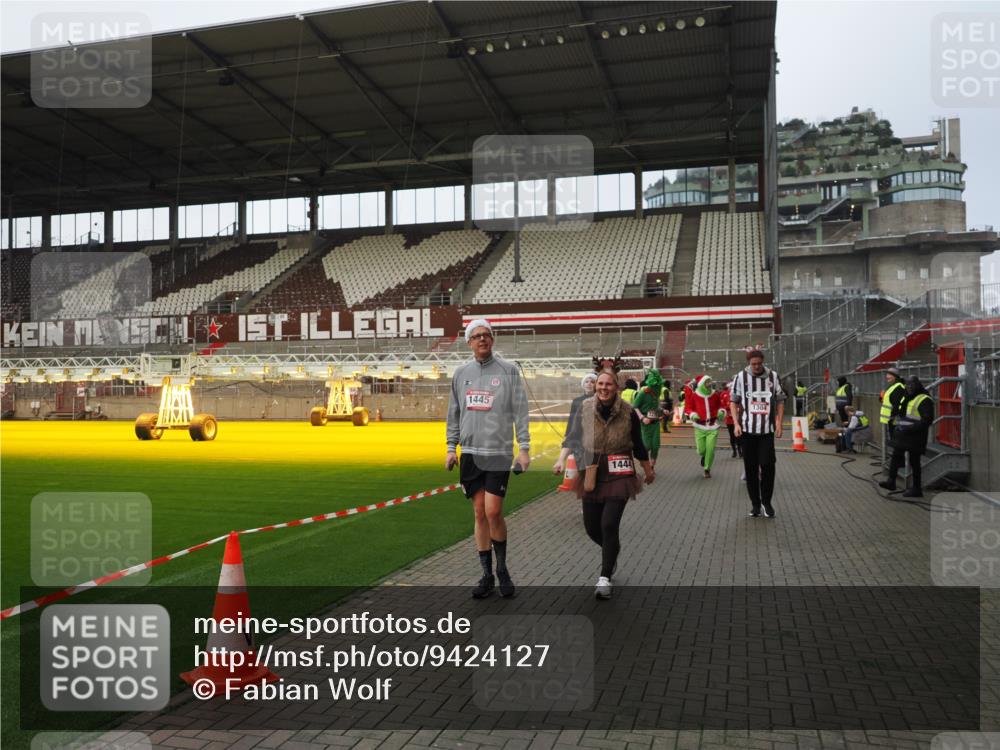07.12.2025 - St. Pauli X-Mass-Run No. 15 Fabian Wolf http://msf.ph/oto/9424127 07.12.2025 12:05:10 Ziel 666, 860, 1304, 1444, 1445, 1446, 3268, 3273, 3279, 3372, 3569, 4748 meine-sportfotos.de