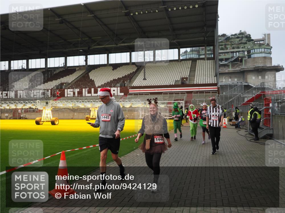 07.12.2025 - St. Pauli X-Mass-Run No. 15 Fabian Wolf http://msf.ph/oto/9424129 07.12.2025 12:05:11 Ziel 666, 860, 1304, 1444, 1445, 1446, 3268, 3273, 3279, 3372, 4748 meine-sportfotos.de