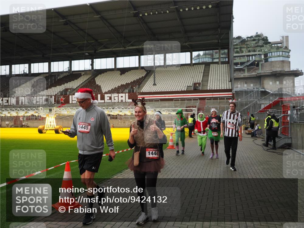 07.12.2025 - St. Pauli X-Mass-Run No. 15 Fabian Wolf http://msf.ph/oto/9424132 07.12.2025 12:05:11 Ziel 666, 860, 1304, 1444, 1445, 1446, 3268, 3273, 3279, 3372, 4748 meine-sportfotos.de