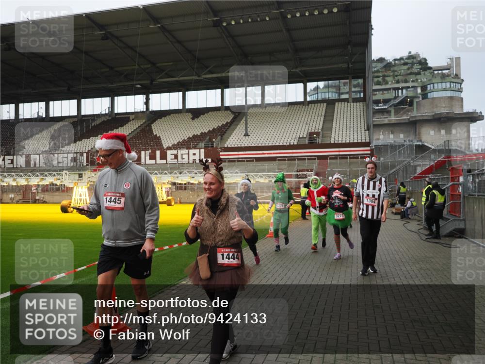 07.12.2025 - St. Pauli X-Mass-Run No. 15 Fabian Wolf http://msf.ph/oto/9424133 07.12.2025 12:05:12 Ziel 666, 860, 1304, 1444, 1445, 1446, 3268, 3273, 3279, 3372, 4748 meine-sportfotos.de