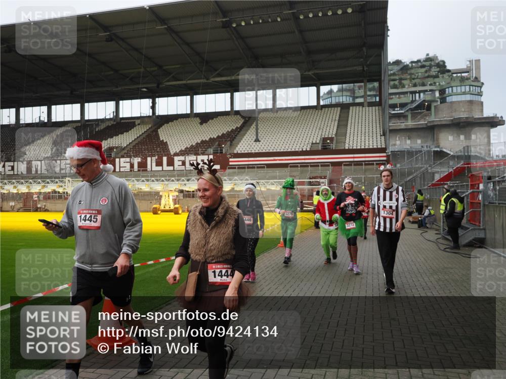 07.12.2025 - St. Pauli X-Mass-Run No. 15 Fabian Wolf http://msf.ph/oto/9424134 07.12.2025 12:05:12 Ziel 666, 860, 1304, 1444, 1445, 1446, 3268, 3273, 3279, 3372, 4748 meine-sportfotos.de