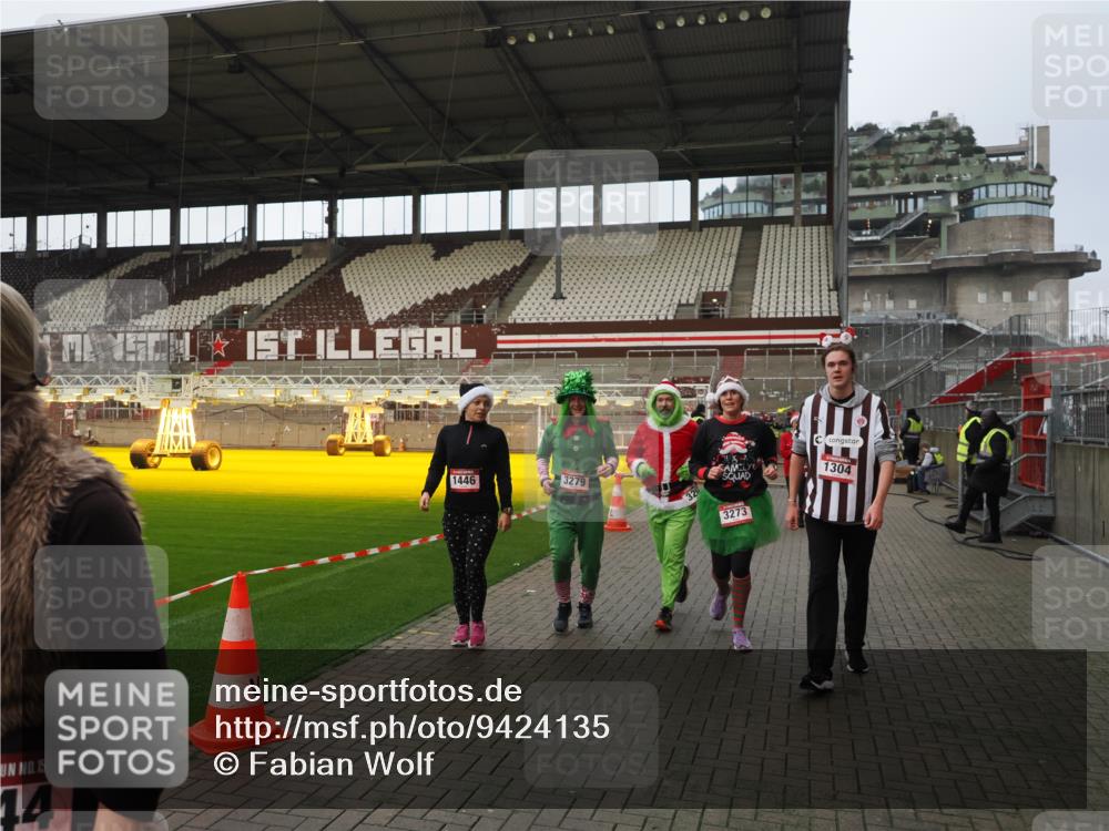 07.12.2025 - St. Pauli X-Mass-Run No. 15 Fabian Wolf http://msf.ph/oto/9424135 07.12.2025 12:05:13 Ziel 666, 860, 1304, 1444, 1445, 1446, 3268, 3273, 3279, 3372, 4748 meine-sportfotos.de