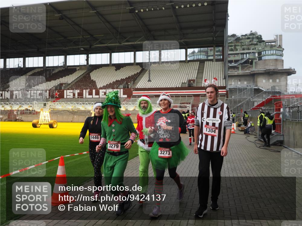 07.12.2025 - St. Pauli X-Mass-Run No. 15 Fabian Wolf http://msf.ph/oto/9424137 07.12.2025 12:05:14 Ziel 666, 860, 1304, 1444, 1445, 1446, 3268, 3273, 3279, 3372, 4748 meine-sportfotos.de