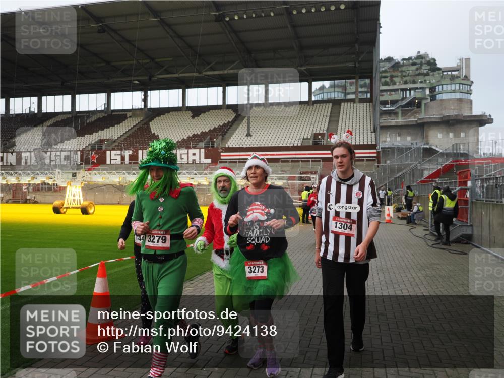 07.12.2025 - St. Pauli X-Mass-Run No. 15 Fabian Wolf http://msf.ph/oto/9424138 07.12.2025 12:05:14 Ziel 666, 860, 1304, 1444, 1445, 1446, 3268, 3273, 3279, 3372, 4748 meine-sportfotos.de