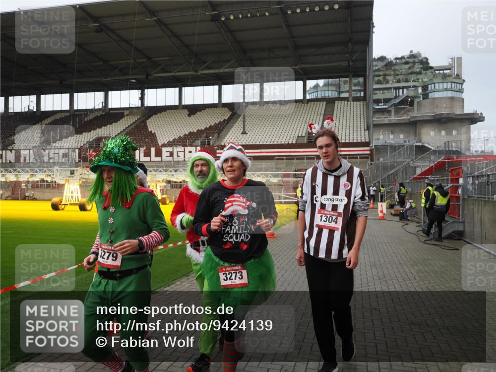 07.12.2025 - St. Pauli X-Mass-Run No. 15 Fabian Wolf http://msf.ph/oto/9424139 07.12.2025 12:05:14 Ziel 666, 860, 1304, 1444, 1445, 1446, 3268, 3273, 3279, 3372, 4748 meine-sportfotos.de