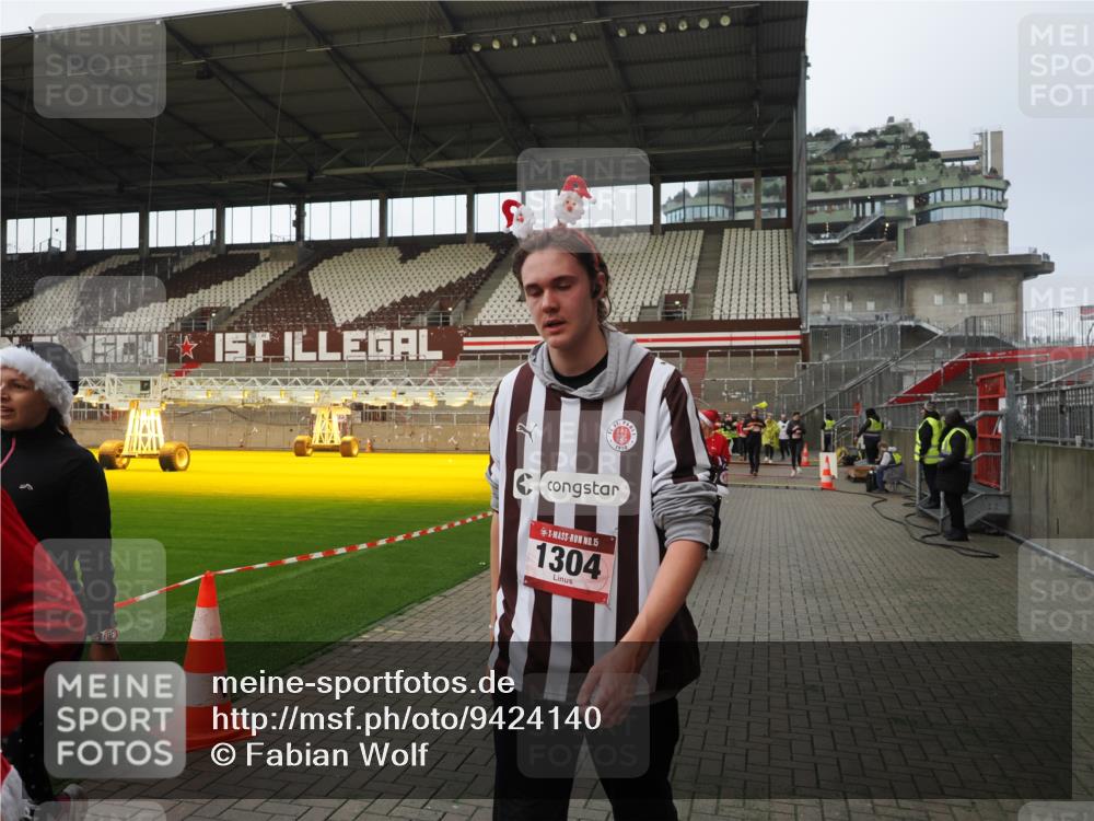 07.12.2025 - St. Pauli X-Mass-Run No. 15 Fabian Wolf http://msf.ph/oto/9424140 07.12.2025 12:05:15 Ziel 666, 860, 1304, 1444, 1445, 1446, 1781, 2227, 3268, 3273, 3279, 3372, 4748 meine-sportfotos.de