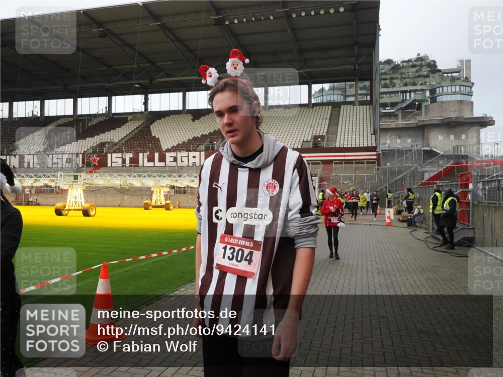 07.12.2025 - St. Pauli X-Mass-Run No. 15 Fabian Wolf http://msf.ph/oto/9424141 07.12.2025 12:05:15 Ziel 666, 860, 1304, 1444, 1445, 1446, 1781, 2227, 3268, 3273, 3279, 3372, 4748 meine-sportfotos.de