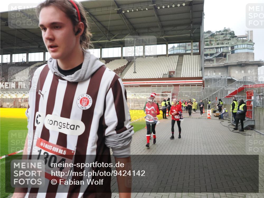 07.12.2025 - St. Pauli X-Mass-Run No. 15 Fabian Wolf http://msf.ph/oto/9424142 07.12.2025 12:05:16 Ziel 666, 860, 1304, 1444, 1445, 1446, 1781, 2227, 3268, 3273, 3279, 3372, 4748 meine-sportfotos.de