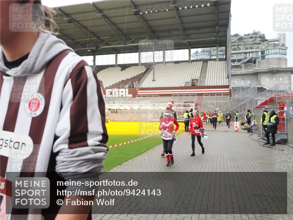07.12.2025 - St. Pauli X-Mass-Run No. 15 Fabian Wolf http://msf.ph/oto/9424143 07.12.2025 12:05:16 Ziel 666, 860, 1304, 1444, 1445, 1446, 1781, 2227, 3268, 3273, 3279, 3372, 4748 meine-sportfotos.de