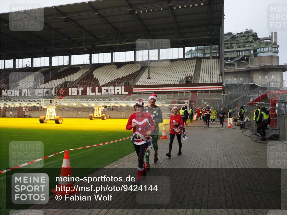 07.12.2025 - St. Pauli X-Mass-Run No. 15 Fabian Wolf http://msf.ph/oto/9424144 07.12.2025 12:05:17 Ziel 666, 860, 1244, 1303, 1304, 1444, 1445, 1446, 1781, 2227, 3268, 3273, 3279, 3372, 4748 meine-sportfotos.de