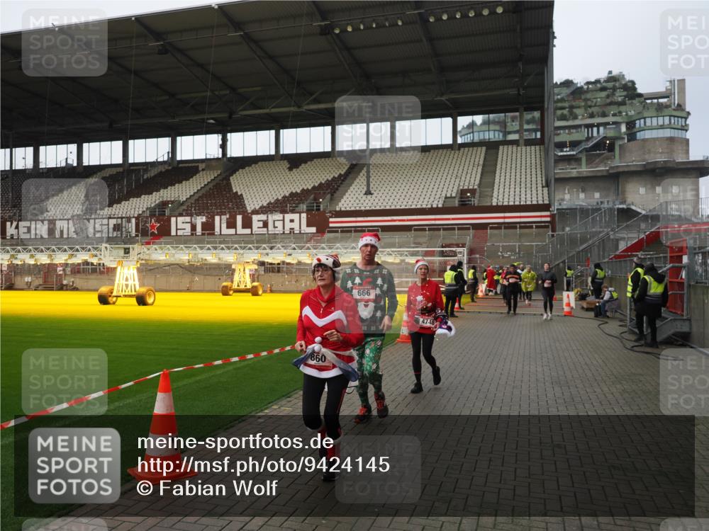 07.12.2025 - St. Pauli X-Mass-Run No. 15 Fabian Wolf http://msf.ph/oto/9424145 07.12.2025 12:05:17 Ziel 666, 860, 1244, 1303, 1304, 1444, 1445, 1446, 1781, 2227, 3268, 3273, 3279, 3372, 4748 meine-sportfotos.de