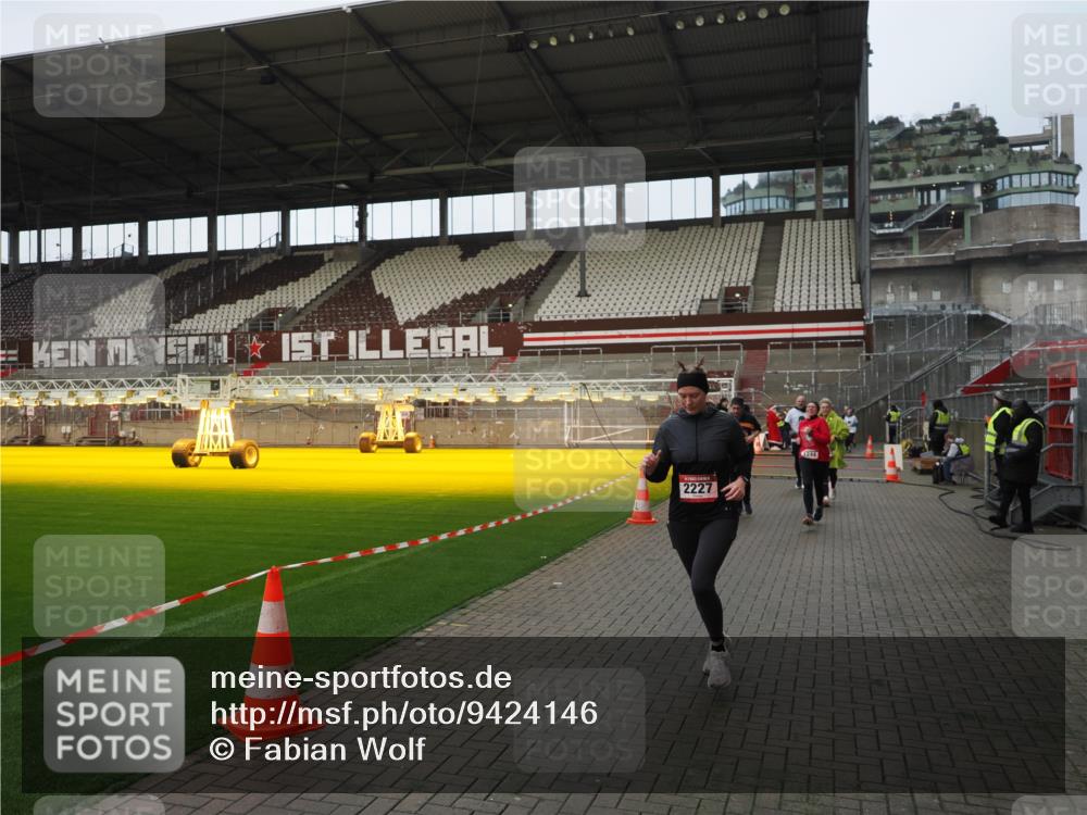 07.12.2025 - St. Pauli X-Mass-Run No. 15 Fabian Wolf http://msf.ph/oto/9424146 07.12.2025 12:05:21 Ziel 666, 860, 1244, 1303, 1304, 1444, 1445, 1446, 1781, 2227, 3268, 3273, 3279, 4719, 4748 meine-sportfotos.de