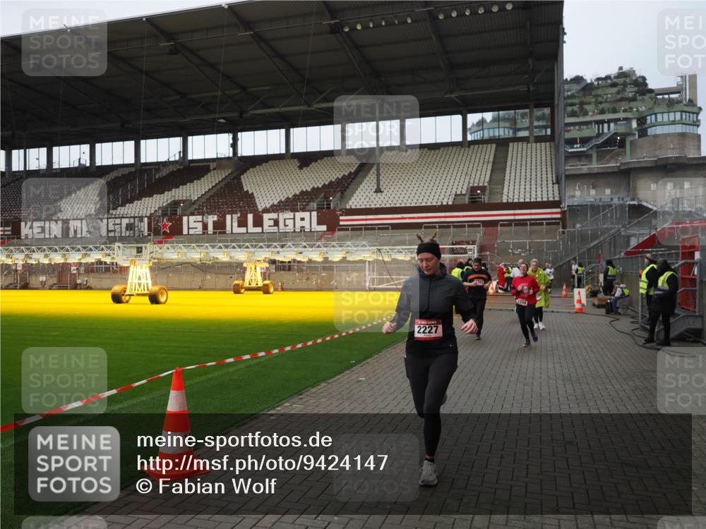 07.12.2025 - St. Pauli X-Mass-Run No. 15 Fabian Wolf http://msf.ph/oto/9424147 07.12.2025 12:05:21 Ziel 666, 860, 1244, 1303, 1304, 1444, 1445, 1446, 1781, 2227, 3268, 3273, 3279, 4719, 4748 meine-sportfotos.de