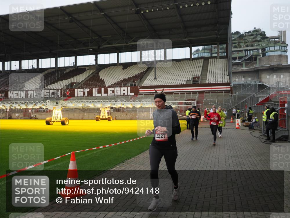 07.12.2025 - St. Pauli X-Mass-Run No. 15 Fabian Wolf http://msf.ph/oto/9424148 07.12.2025 12:05:22 Ziel 666, 860, 1244, 1303, 1304, 1446, 1781, 2227, 3268, 3273, 3279, 4719, 4748, 4789 meine-sportfotos.de