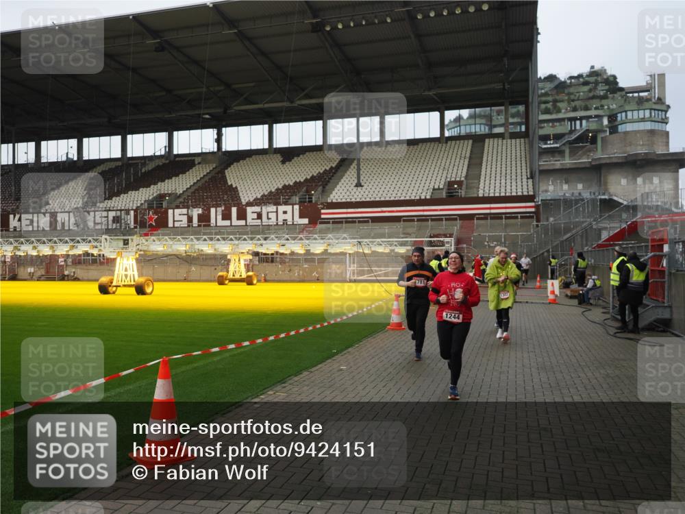 07.12.2025 - St. Pauli X-Mass-Run No. 15 Fabian Wolf http://msf.ph/oto/9424151 07.12.2025 12:05:23 Ziel 666, 860, 1244, 1303, 1304, 1446, 1781, 2227, 3268, 3273, 3279, 4719, 4748, 4789 meine-sportfotos.de