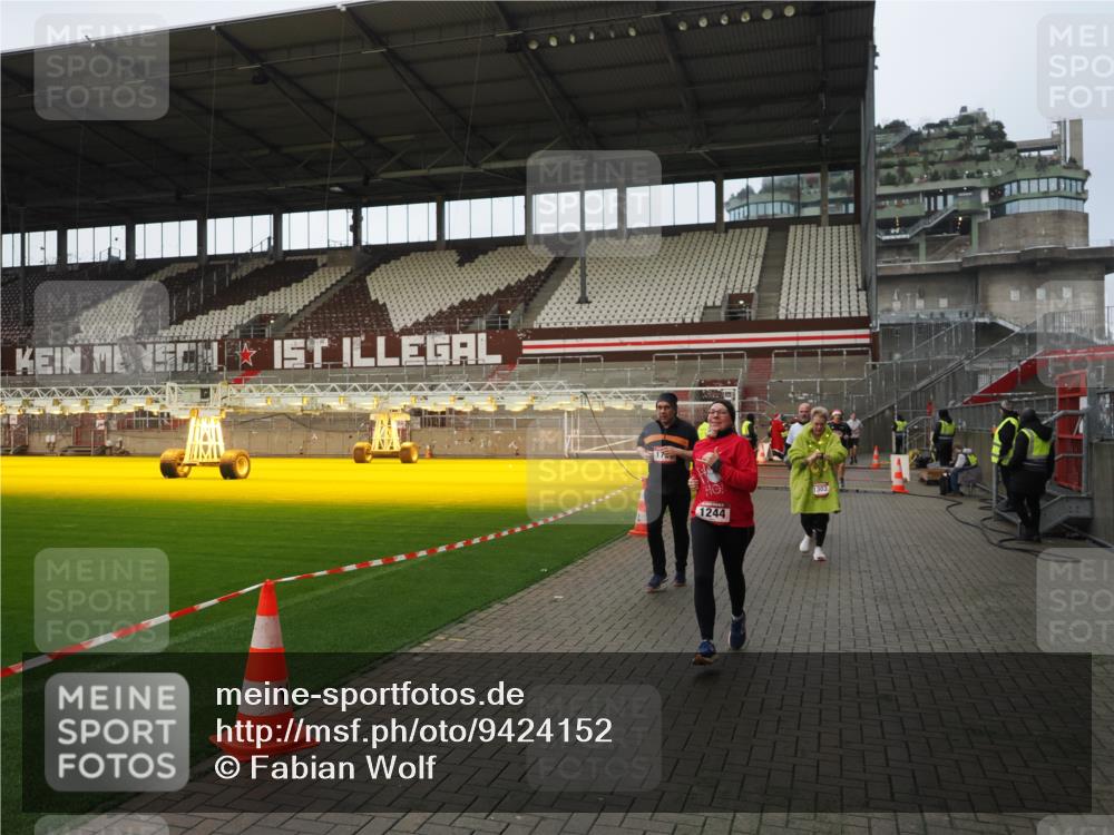 07.12.2025 - St. Pauli X-Mass-Run No. 15 Fabian Wolf http://msf.ph/oto/9424152 07.12.2025 12:05:23 Ziel 666, 860, 1244, 1303, 1304, 1446, 1781, 2227, 3268, 3273, 3279, 4719, 4748, 4789 meine-sportfotos.de