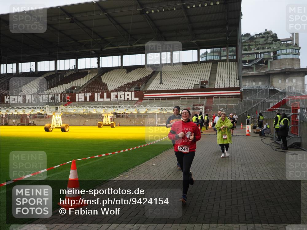 07.12.2025 - St. Pauli X-Mass-Run No. 15 Fabian Wolf http://msf.ph/oto/9424154 07.12.2025 12:05:24 Ziel 666, 860, 1244, 1303, 1446, 1781, 2227, 3268, 3273, 3279, 4719, 4748, 4789 meine-sportfotos.de