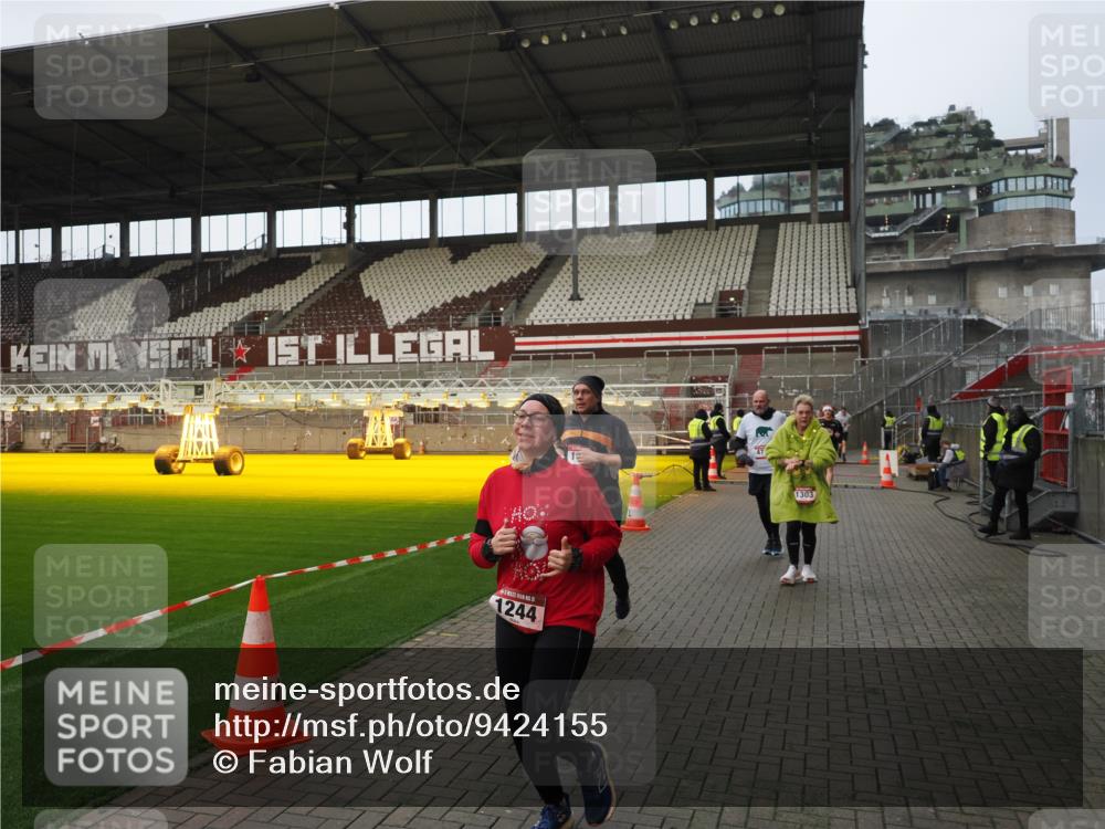 07.12.2025 - St. Pauli X-Mass-Run No. 15 Fabian Wolf http://msf.ph/oto/9424155 07.12.2025 12:05:24 Ziel 666, 860, 1244, 1303, 1446, 1781, 2227, 3268, 3273, 3279, 4719, 4748, 4789 meine-sportfotos.de