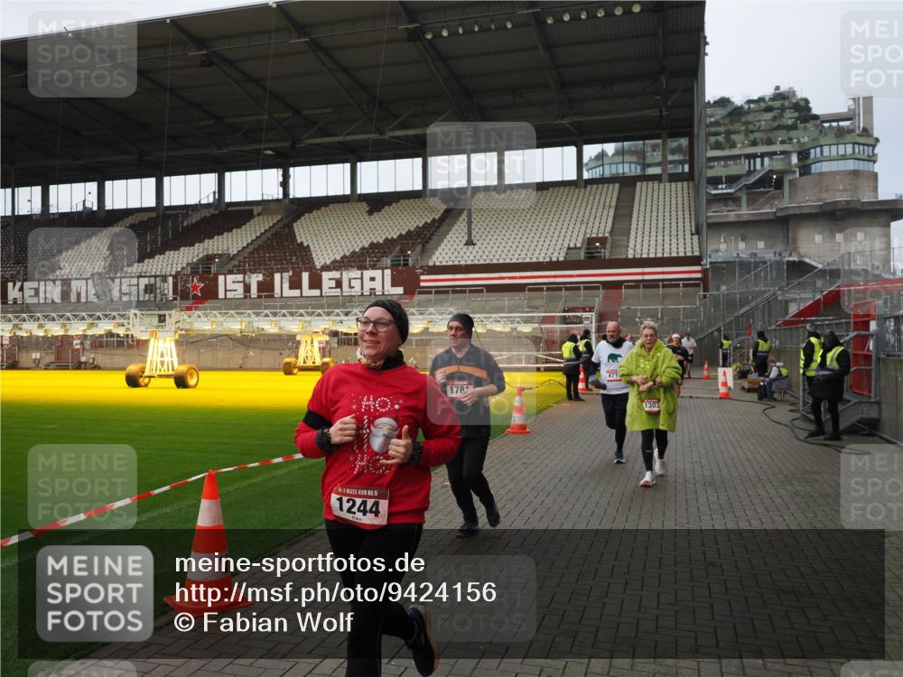 07.12.2025 - St. Pauli X-Mass-Run No. 15 Fabian Wolf http://msf.ph/oto/9424156 07.12.2025 12:05:24 Ziel 666, 860, 1244, 1303, 1446, 1781, 2227, 3268, 3273, 3279, 4719, 4748, 4789 meine-sportfotos.de