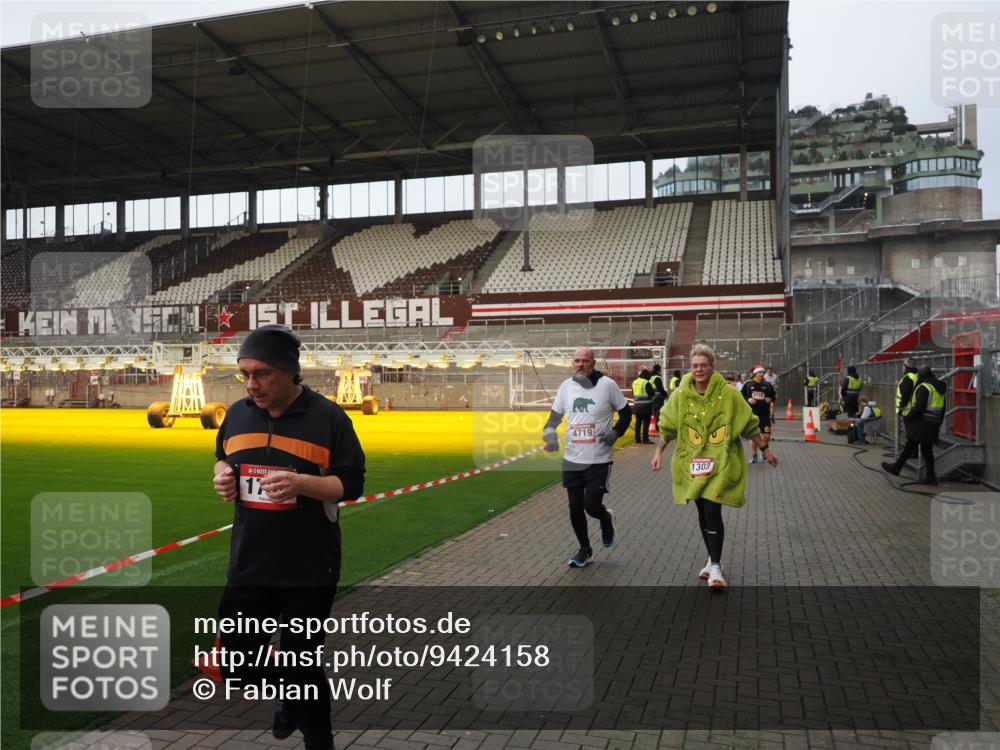 07.12.2025 - St. Pauli X-Mass-Run No. 15 Fabian Wolf http://msf.ph/oto/9424158 07.12.2025 12:05:25 Ziel 666, 860, 1244, 1303, 1781, 2227, 3268, 3273, 3279, 4719, 4729, 4748, 4787, 4789 meine-sportfotos.de
