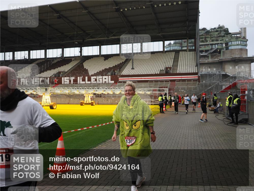 07.12.2025 - St. Pauli X-Mass-Run No. 15 Fabian Wolf http://msf.ph/oto/9424164 07.12.2025 12:05:27 Ziel 666, 860, 1244, 1303, 1781, 2227, 4719, 4729, 4748, 4787, 4788, 4789 meine-sportfotos.de