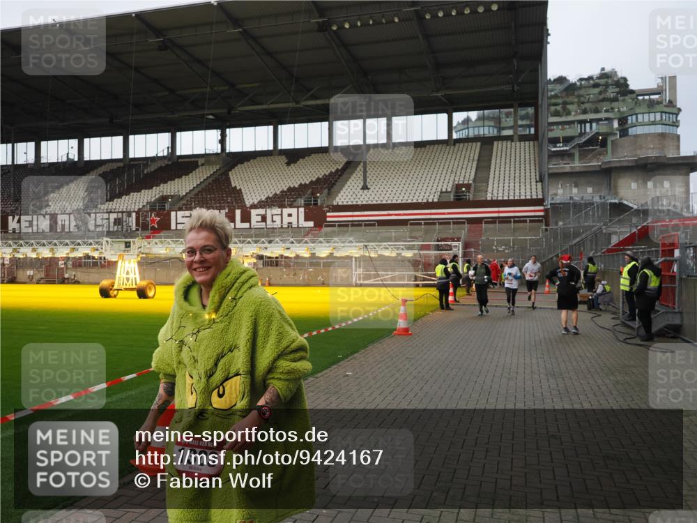 07.12.2025 - St. Pauli X-Mass-Run No. 15 Fabian Wolf http://msf.ph/oto/9424167 07.12.2025 12:05:28 Ziel 666, 860, 1244, 1303, 1781, 2227, 4719, 4729, 4787, 4788, 4789 meine-sportfotos.de
