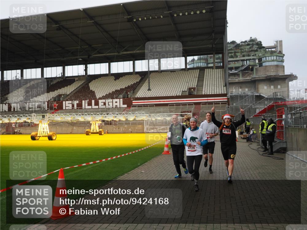 07.12.2025 - St. Pauli X-Mass-Run No. 15 Fabian Wolf http://msf.ph/oto/9424168 07.12.2025 12:05:32 Ziel 1244, 1303, 1781, 2227, 4719, 4729, 4787, 4788, 4789 meine-sportfotos.de