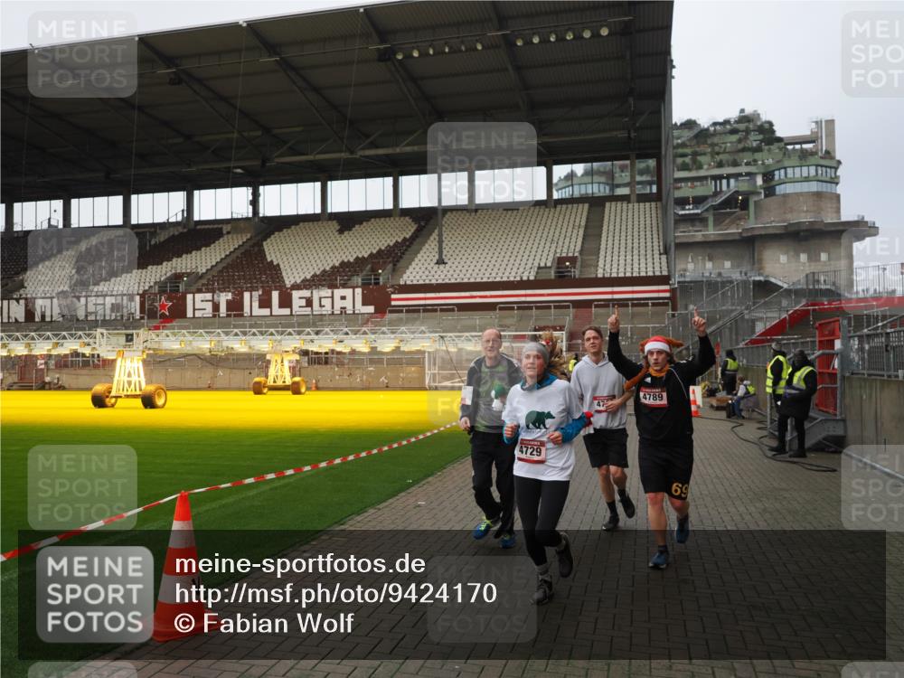 07.12.2025 - St. Pauli X-Mass-Run No. 15 Fabian Wolf http://msf.ph/oto/9424170 07.12.2025 12:05:33 Ziel 1244, 1303, 1781, 2227, 4719, 4729, 4787, 4788, 4789 meine-sportfotos.de