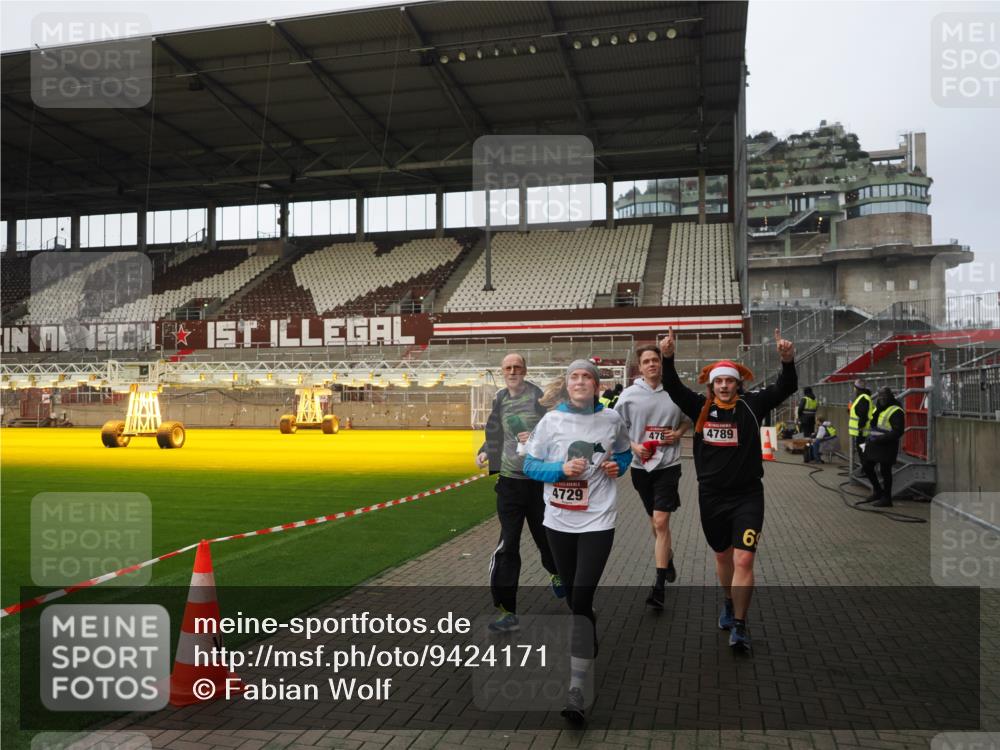 07.12.2025 - St. Pauli X-Mass-Run No. 15 Fabian Wolf http://msf.ph/oto/9424171 07.12.2025 12:05:33 Ziel 1244, 1303, 1781, 2227, 4719, 4729, 4787, 4788, 4789 meine-sportfotos.de