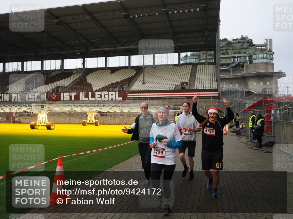 07.12.2025 - St. Pauli X-Mass-Run No. 15 Fabian Wolf http://msf.ph/oto/9424172 07.12.2025 12:05:33 Ziel 1244, 1303, 1781, 2227, 4719, 4729, 4787, 4788, 4789 meine-sportfotos.de