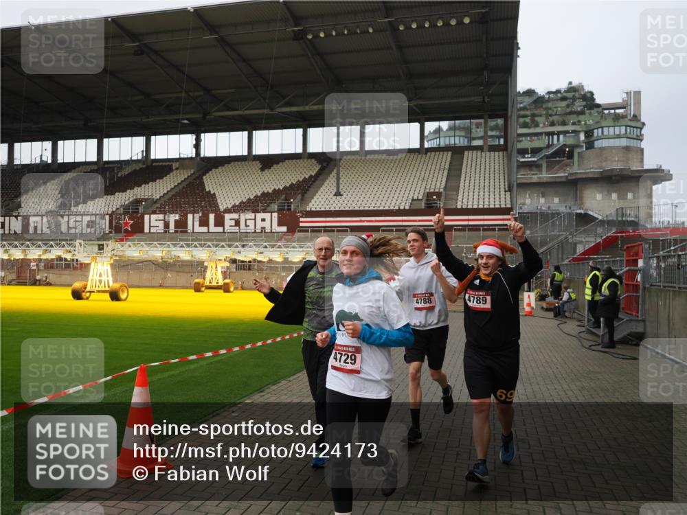 07.12.2025 - St. Pauli X-Mass-Run No. 15 Fabian Wolf http://msf.ph/oto/9424173 07.12.2025 12:05:33 Ziel 1244, 1303, 1781, 2227, 4719, 4729, 4787, 4788, 4789 meine-sportfotos.de