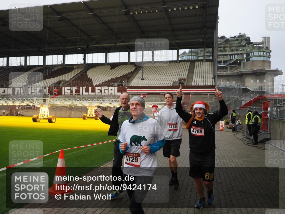 07.12.2025 - St. Pauli X-Mass-Run No. 15 Fabian Wolf http://msf.ph/oto/9424174 07.12.2025 12:05:33 Ziel 1244, 1303, 1781, 2227, 4719, 4729, 4787, 4788, 4789 meine-sportfotos.de